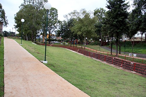 Pista de caminhada com iluminação